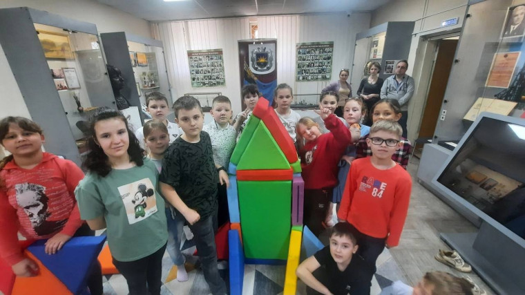 В День космонавтики в Макеевском музее прошел мастер-класс "Исследователи космоса" для учащихся ОШ № 53 в рамках лектория Политехнический музей (г. Москва)..